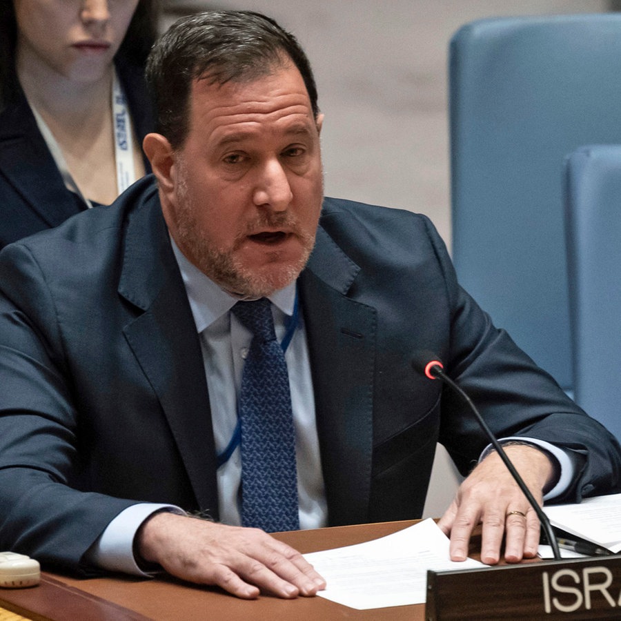 Der ständige Vertreter von Israel bei den Vereinten Nationen, Brett Jonathan Miller, spricht während der Sitzung des Sicherheitsrates im Hauptquartier der Vereinten Nationen in New York (USA). © AP/dpa Foto: Yuki Iwamura