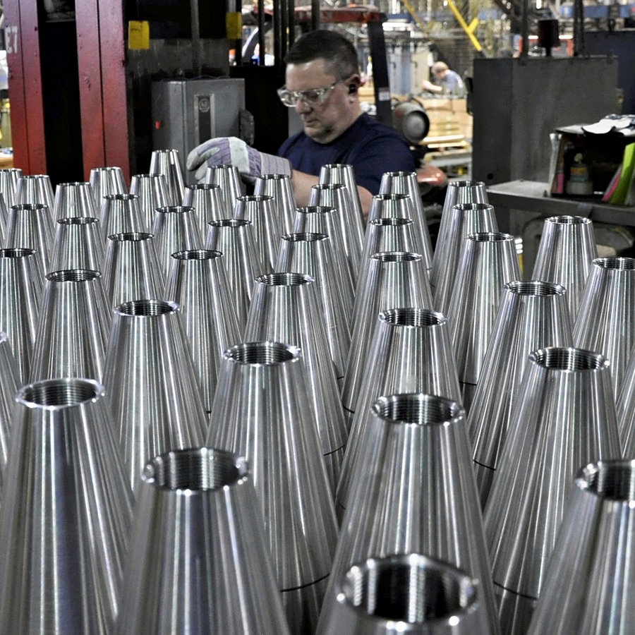 Ein Arbeiter der Scranton Army Ammunition
Fabrik in Scranton, Pennsylvania, kontrolliert Munition. © picture alliance Foto: Keita Ikeda
