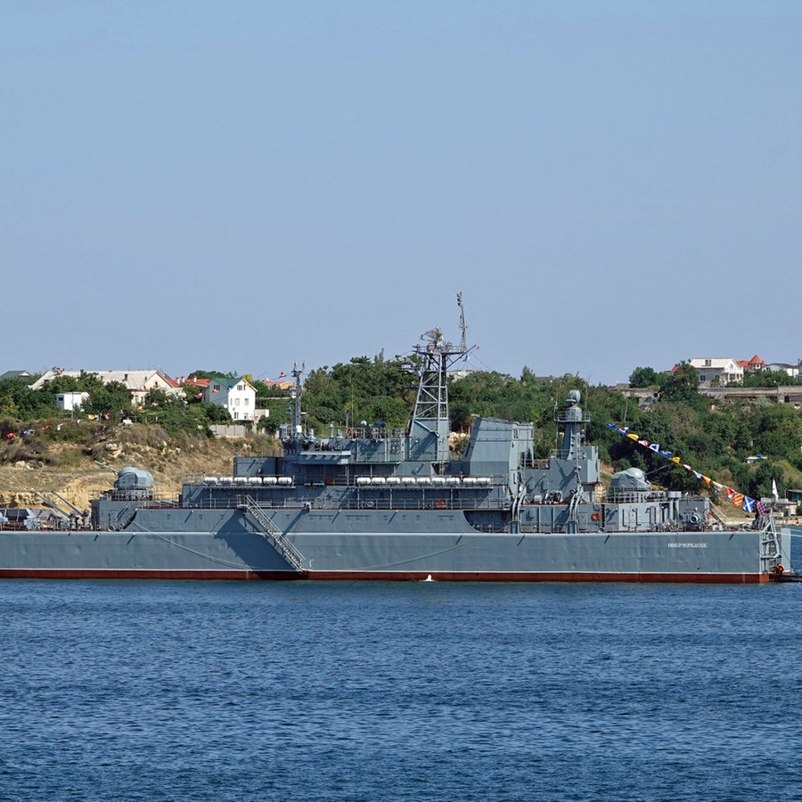 Das Kriegsschiff "Nowotscherkassk" der russischen Schwarzmeerflotte liegt vor der Hafenstadt Sewastopol. © dpa Foto: Ulf Mauder