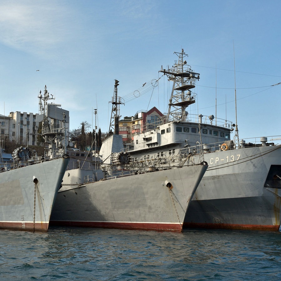 Russische Kriegsschiffe der Schwarzmeerflotte liegen im Hafen von Sewastopol auf der Krim (Ukraine). © dpa Foto: Ulf Mauder