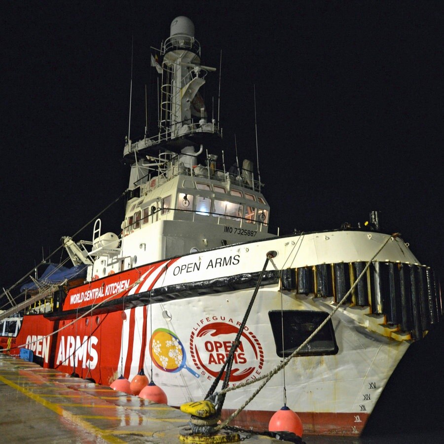 Das Schiff der Hilfsorganisation Open Arms liegt im Hafen von Larnaca (Zypern). © AP/dpa Foto: Marcos Andronicou