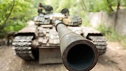 Ein Panzer mit nach vorn ausgerichtetem Kanonenrohr. © dpa/TASS Foto: Valentin Sprinchak