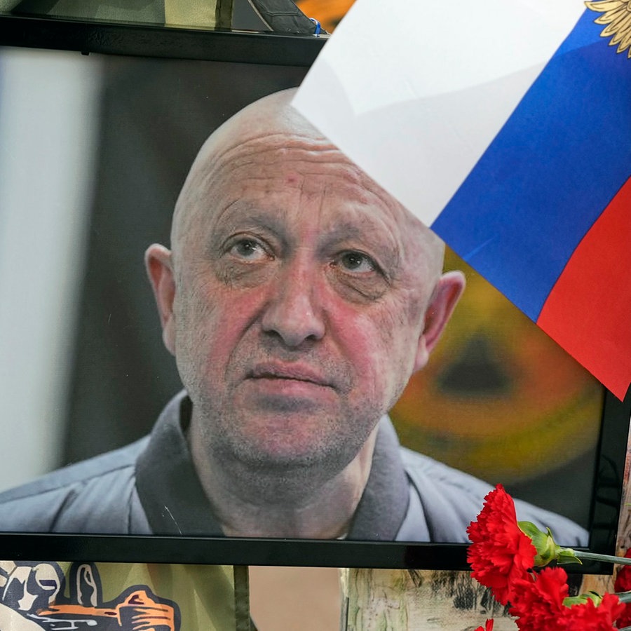 Ein Porträtbild des russischen Söldnerführers, Jewgeni Prigoschin, steht an einer informellen Gedenkstelle in der Nähe des Kremls in Moskau (Russland). © AP/dpa Foto: Alexander Zemlianichenko