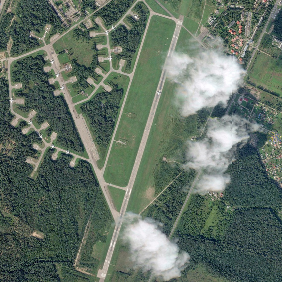 Dieses Satellitenfoto von Planet Labs PBC zeigt die doppelte militärische und zivile Nutzung des internationalen Flughafens Princess Olga Pskow (Russland). © Planet Labs PBC/AP/dpa Foto: Planet Labs PBC