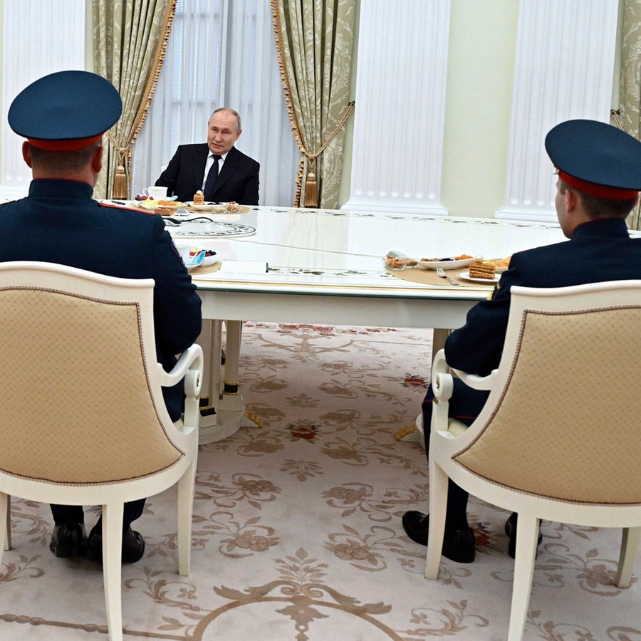 Der Präsident von Russland, Wladimir Putin (mitte hinten), trifft sich im Kreml mit Soldaten, die an einer russischen "militärischen Spezialoperation" teilnehmen. © Pool Sputnik Kremlin/AP/dpa Foto: Pavel Bednyakov