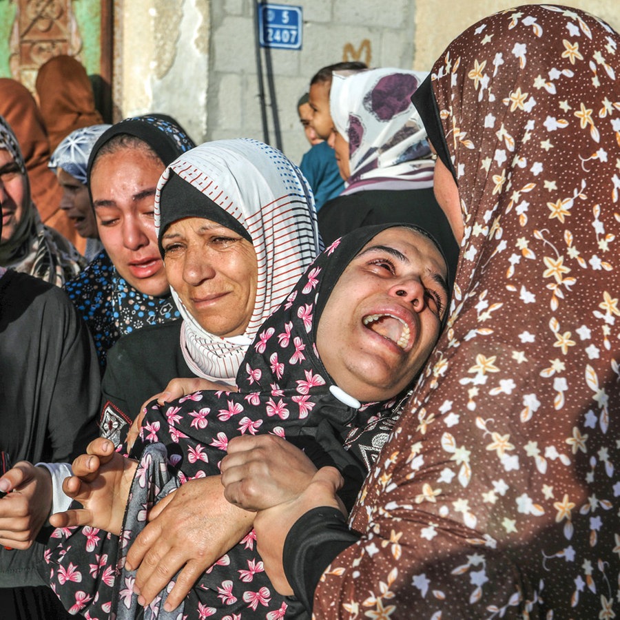 Palästinenserinnen trauern während der Beerdigung einer Familie, die bei einem israelischen Bombenangriff auf Rafah im südlichen Gazastreifen getötet wurde. © dpa Foto: Abed Rahim Khatib