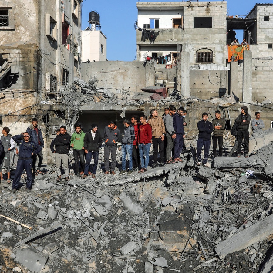 Palästinenser inspizieren die Schäden am Wohnhaus einer Familie nach israelischem Beschuss in Rafah (Süd-Gaza). © dpa Foto: Abed Rahim Khatib