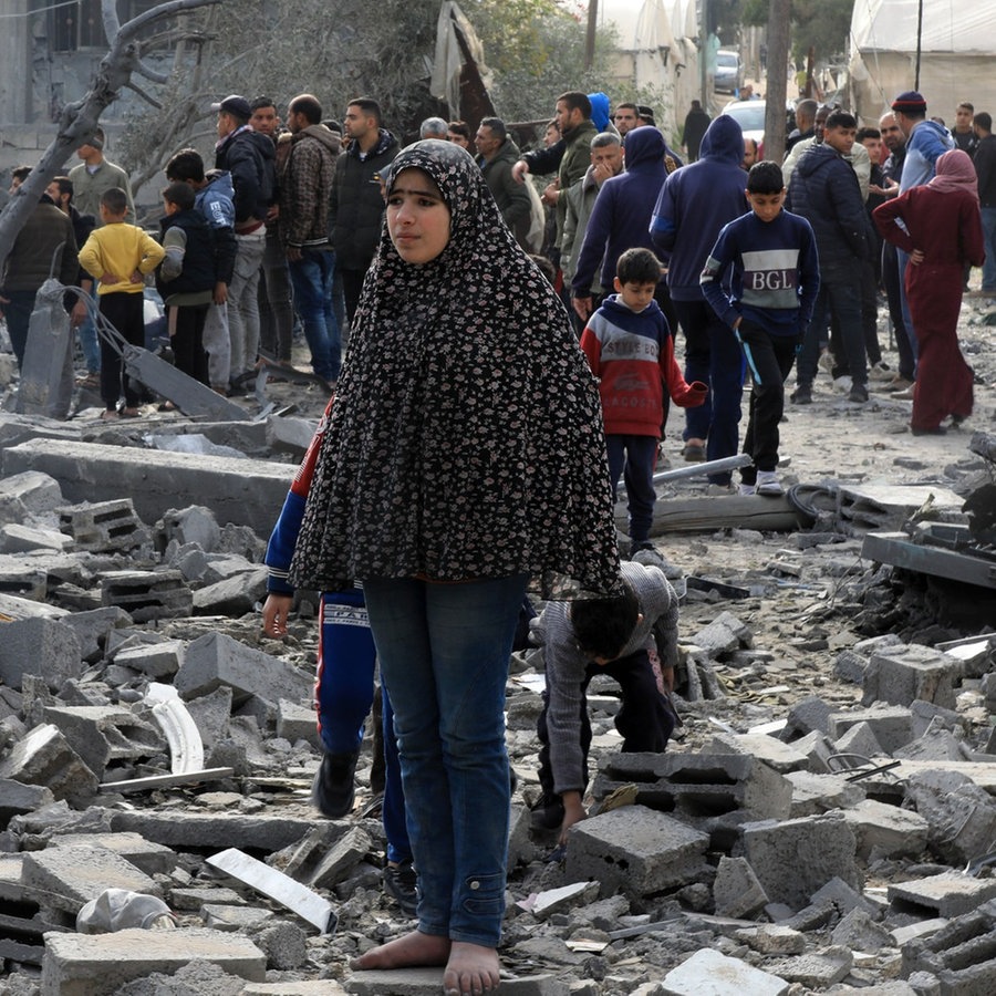 Rafah: Palästinenser überprüfen die Trümmer von Gebäuden, die durch israelische Luftangriffe beschädigt wurden. Foto: © dpa Foto: Yasser Qudih/XinHua/