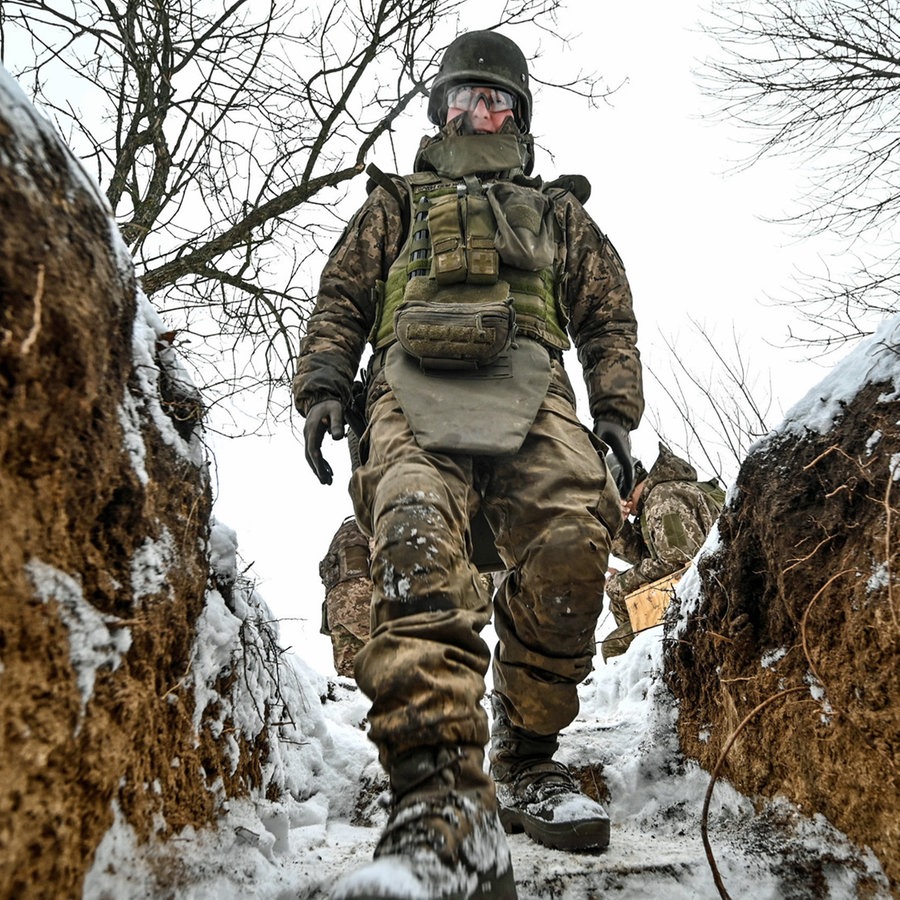 Ein Soldat des 66. separaten Kanonenartilleriebataillons der 406. separaten Artilleriebrigade der ukrainischen Streitkräfte steigt nahe Saporischschja im Südosten der Ukraine in einen Schützengraben hinab. © Ukrinform/dpa 