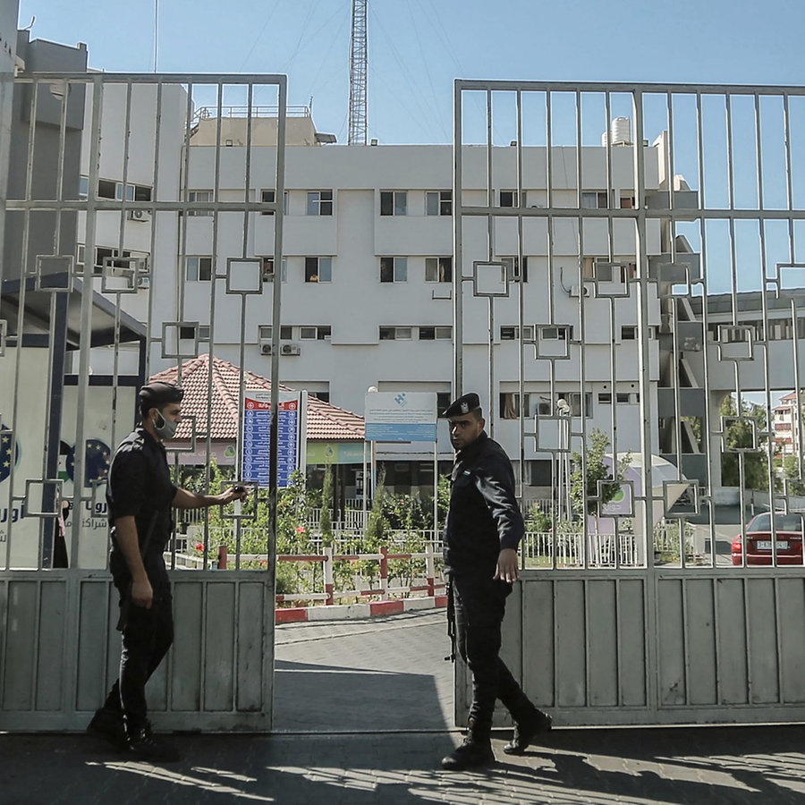Mitglieder der islamistischen Hamas bewachen die Tore des Al-Schifa-Krankenhaus in Gaza, das nach israelischer Darstellung auch als Hamas-Kommandozentrum dient. © dpa Foto: Mohammed Talatene