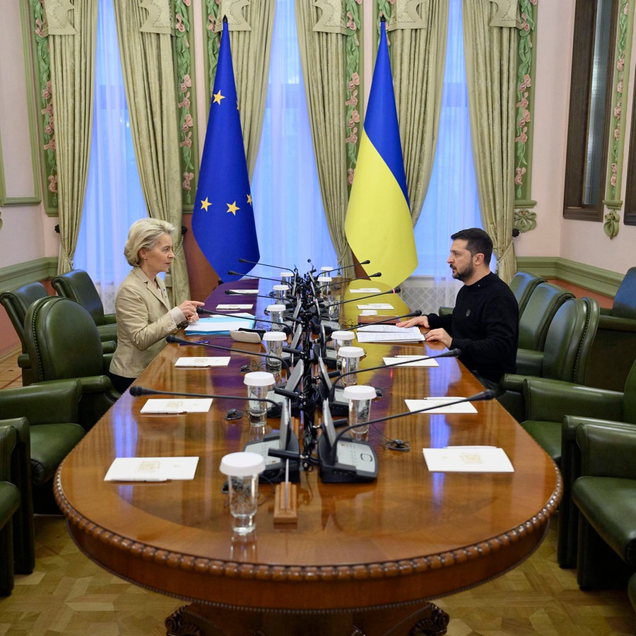 Der Präsident der Ukraine, Wolodymyr Selenskyj (rechts), sitzt mit der Präsidentin der Europäischen Kommission, Ursula von der Leyen (links), für ein bilaterales Einzelgespräch im Mariinsky-Palast an einem Tisch. ©  Ukrainisches Präsidialamt/Planet Pix/Zuma Press/dpa 