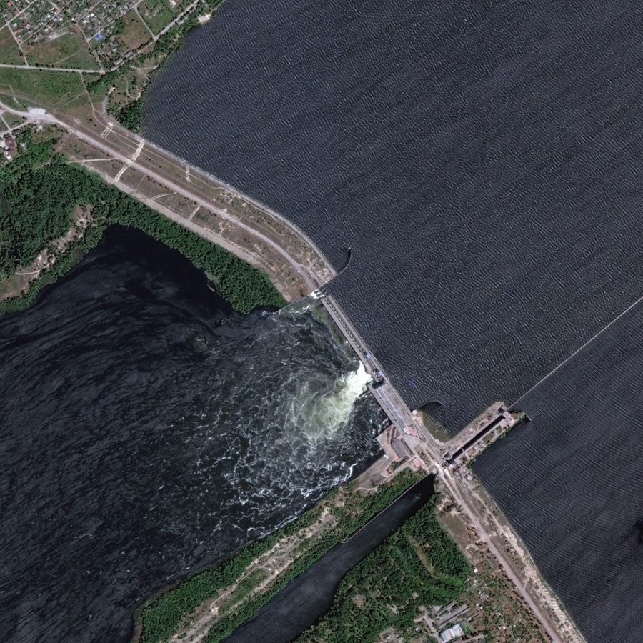 Dieses von Maxar Technologies über
AP zur Verfügung gestellte Satellitenbild zeigt den
zerstörten Kachowka-Staudamm © picture alliance 