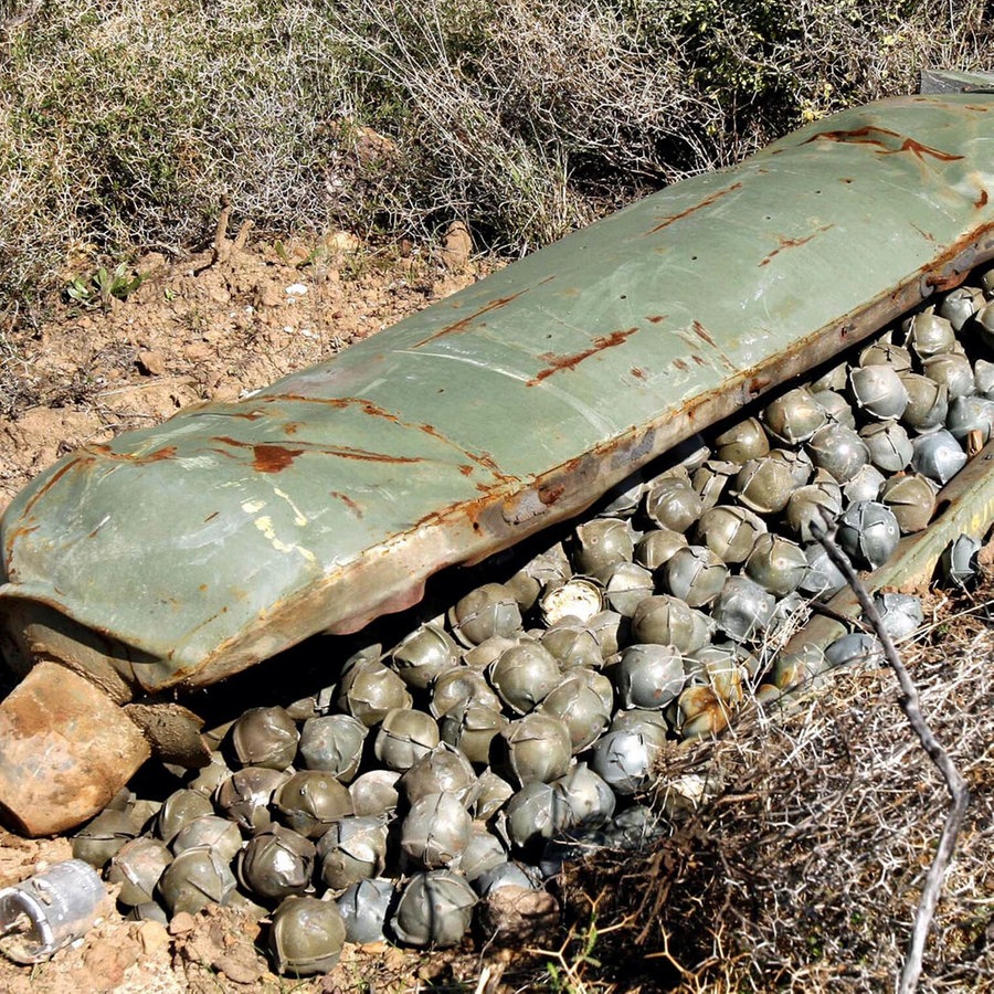 Eine Streubombe mit mehr als 600 Sprengkörpern liegt in der Naehe der libanesischen Stadt Ouazaiyeh. © Associated Press Foto: Mohammed Zaatari