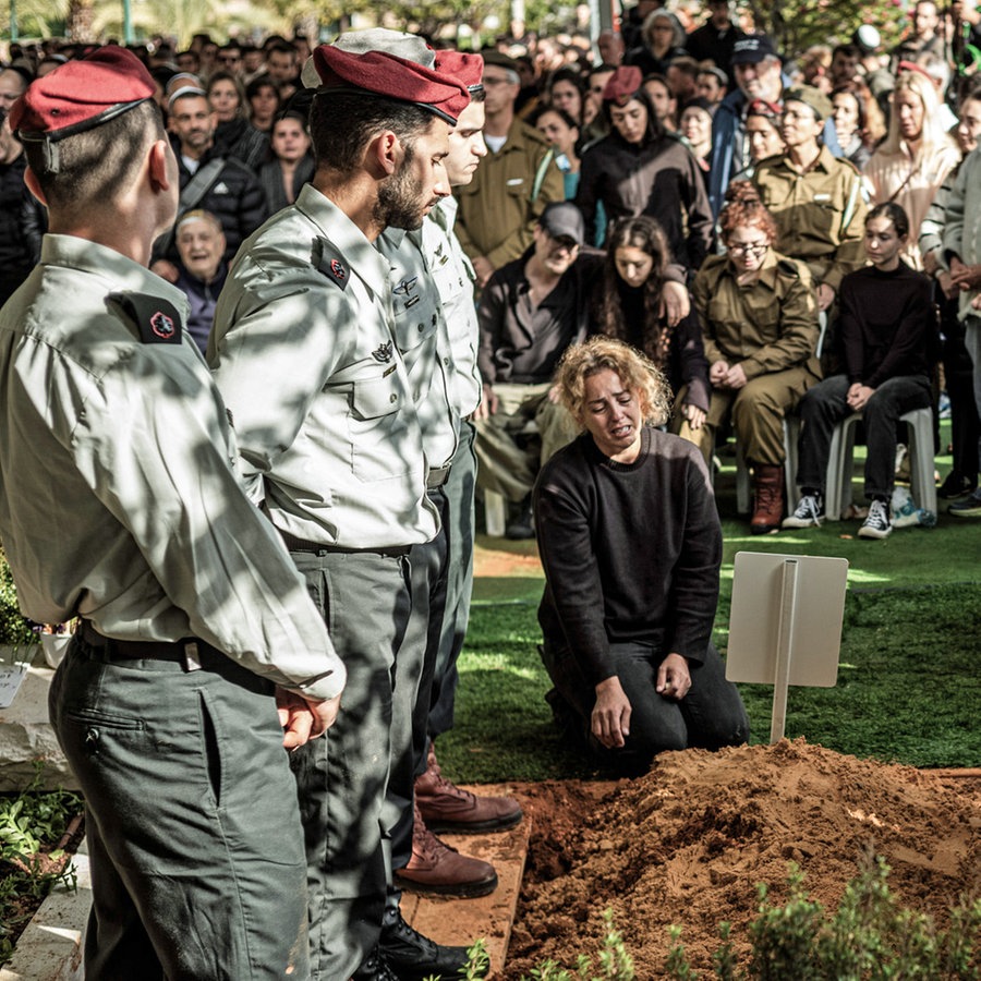 Israelis trauern während der Beerdigung des israelischen Soldaten Major Ilay Levy, der getötet wurde, als zwei Gebäude einstürzten, nachdem Mitglieder der Hamas Panzerabwehrraketen auf die Truppen abgefeuert hatten. © dpa Foto: Ilia Yefimovich