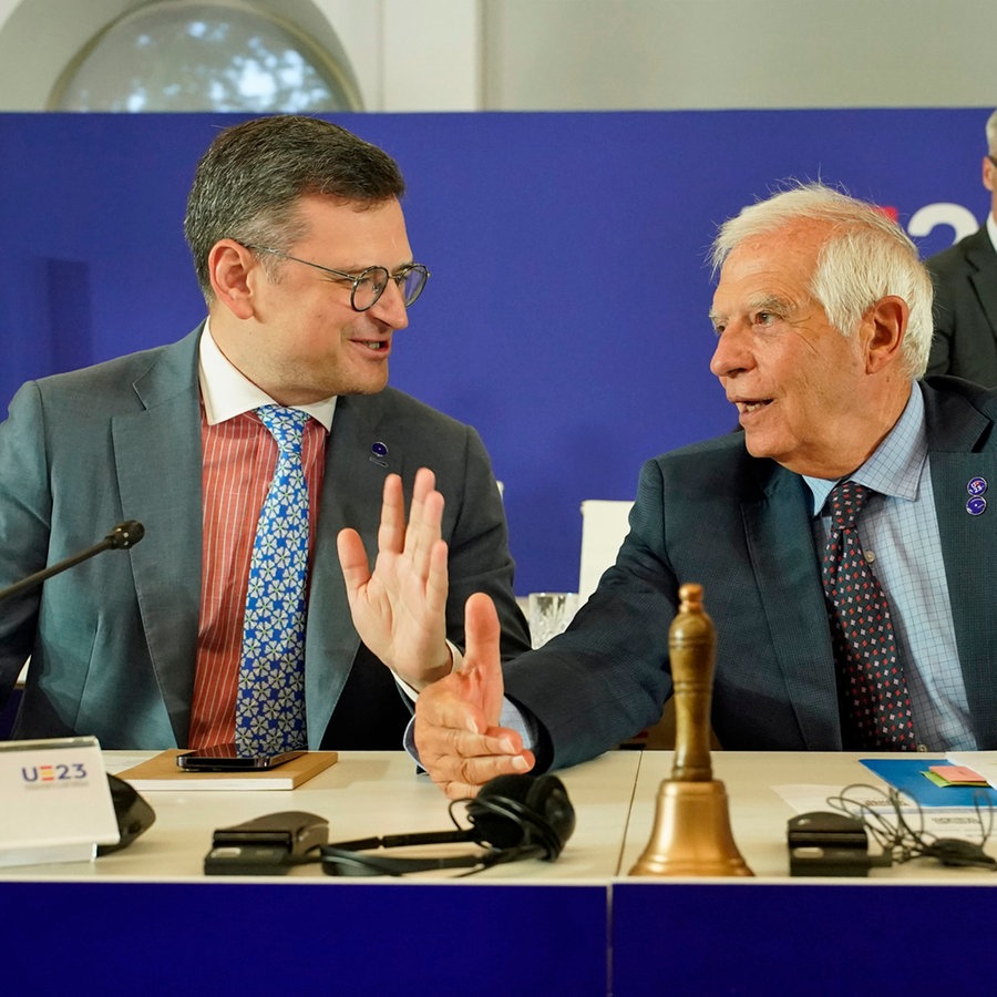 Der EU-Außenbeauftragter, Josep Borrell (rechts), und der Außenminister der Ukraine, Dmytro Kuleba, sprechen miteinander beim Treffen der EU-Außenminister in Toledo (Spanien). © AP/dpa Foto: Andrea Comas