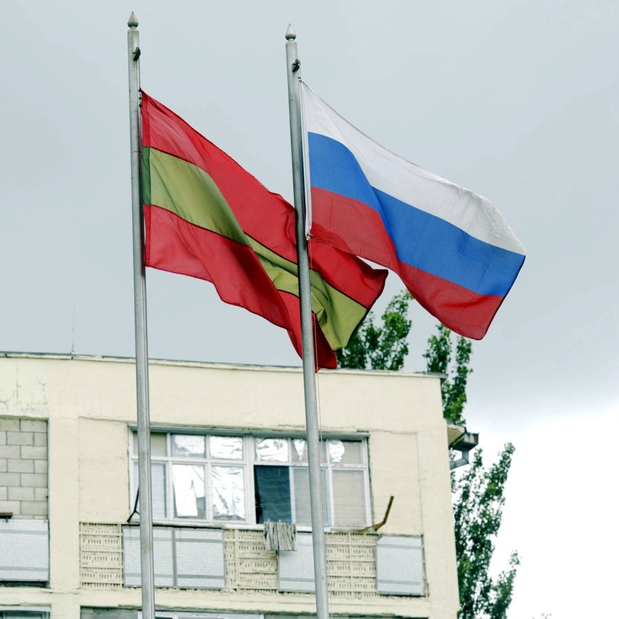 ARCHIV Russische und transnistrische Flaggen wehen vor einem Gebäude. © dpa Foto: Jussi Nukari/Lehtikuva