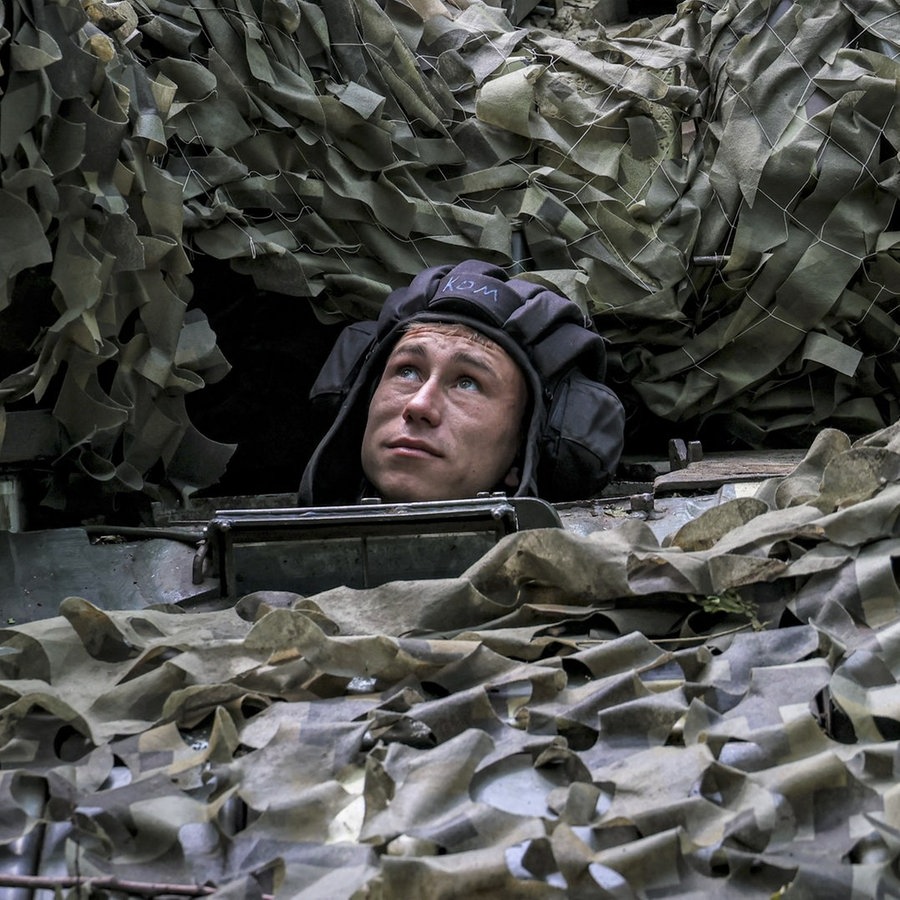 Charkiv: Ein ukrainischer Soldat schaut aus einem Panzer in der Nähe der Frontlinie. © picture alliance / AA | Sofiia Bobok Foto: Sofiia Bobok