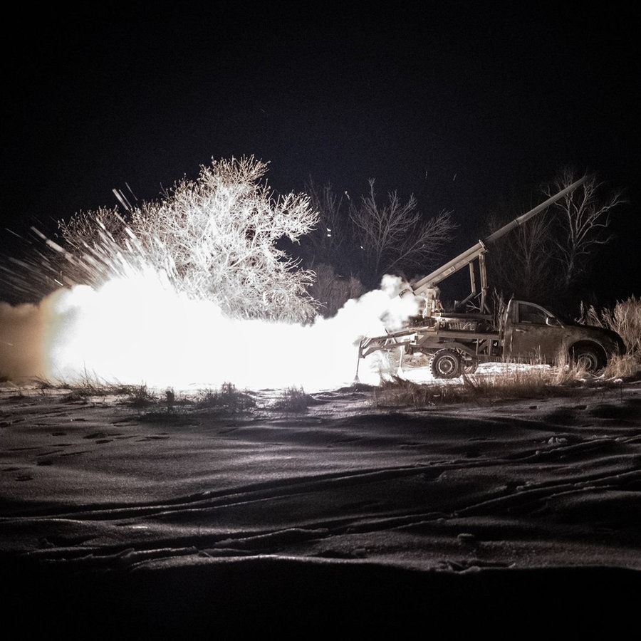 Ein ukrainischer Soldat feuert eine Rakete ab in der Region Kupiansk. © picture alliance Foto: Ozge Elif Kizil