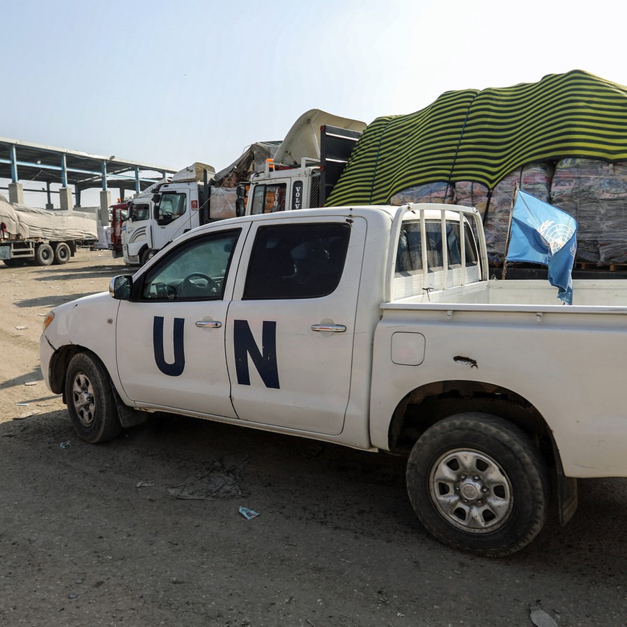 Ein UN-Fahrzeug begleitet die Einfahrt von Hilfslieferungen in den Gazastreifen über den Grenzübergang Kerem Shalom (Ägypten) zu Rafah (Archivbild). © dpa Foto: Abed Rahim Khatib