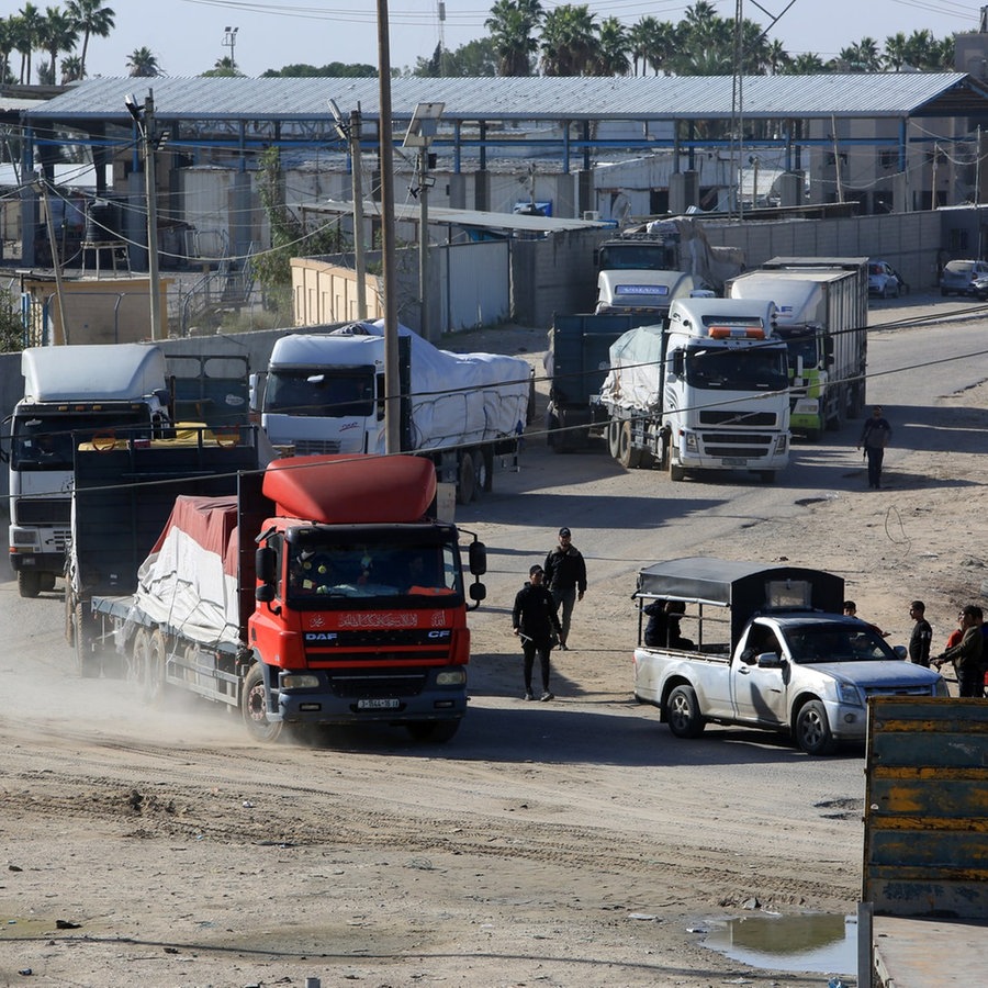 Palästinensische Gebiete, Rafah: Stunden nach Beginn der viertägigen Waffenruhe zwischen Israel und islamistischen Hamas fahren Lastwagen mit humanitärer Hilfe, Treibstoff und Gas über den Grenzübergang Rafah nach Ägypten in den Gazastreifen ein © dpa Foto: Abed Rahim Khatib