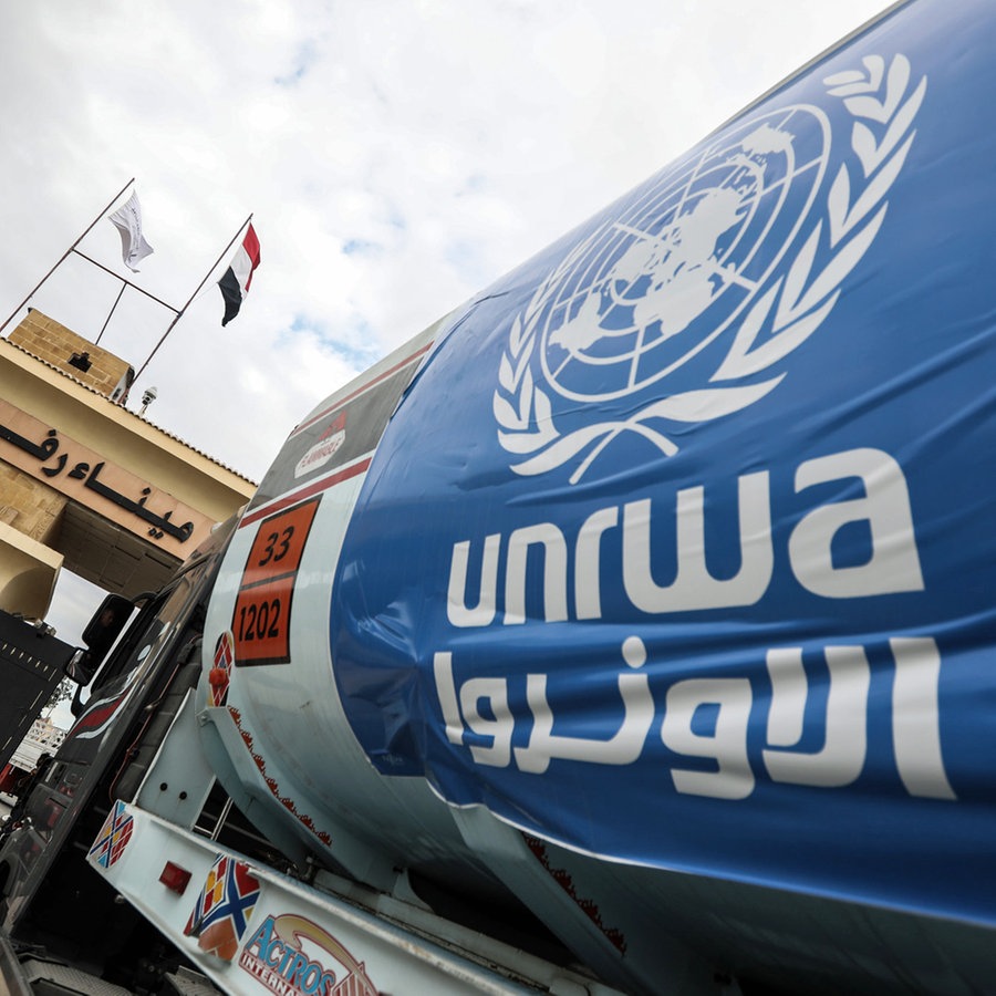Ein Tankwagen des Hilfswerks der Vereinten Nationen für Palästina-Flüchtlinge im Nahen Osten (UNRWA) steht in der Schlange, um vom Grenzübergang Rafah (Ägypten) in die palästinensischen Gebiete in Israel zu gelangen. © dpa Foto: Gehad Hamdy