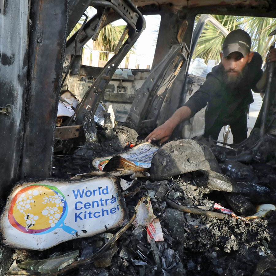 Das Logo der US-Hilfsorganisation "World Central Kitchen" auf einem zerstörten PKW-Teil in Gaza. © APA Images via ZUMA Press Wire/dpa Foto: Omar Ashtawy