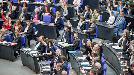 Bundestagsabgeordnete stimmen im Bundestag in Berlin für die Einstufung der Massaker an den Armeniern 1915/16 durch das Osmanische Reich als Völkermord. © DPA bildfunk Foto: Michael Kappeler