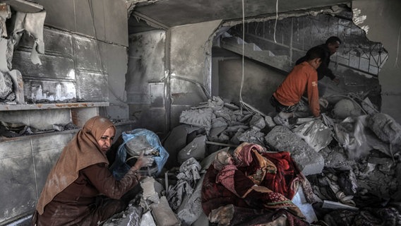 Palästinenser in einem zerstörten Haus in Rafah nach einem israelischen Luftangriff © Abed Rahim Khatib/dpa Foto: Abed Rahim Khatib/dpa