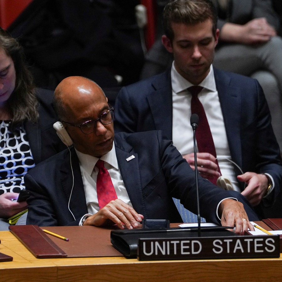 Der stellvertretende UN-Botschafter der USA, Robert Wood, lauscht einer Rede im UN-Sicherheitsrat. © X06649 Foto: David Dee Delgado