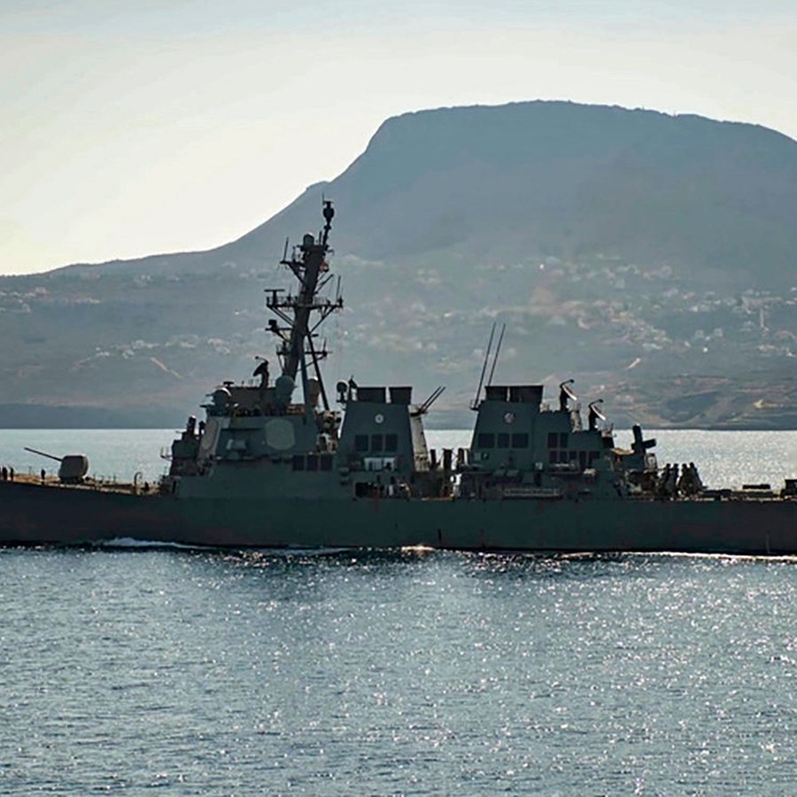Das amerikanische Kriegsschiff "USS Carney" - hier im Mittelmeer unterwegs - gehört zu jenen Schiffen, die im Roten Meer von den Huthi angegriffen worden sind. © Petty Officer 3rd Class Bill Dod/US Navy/AP/dpa 