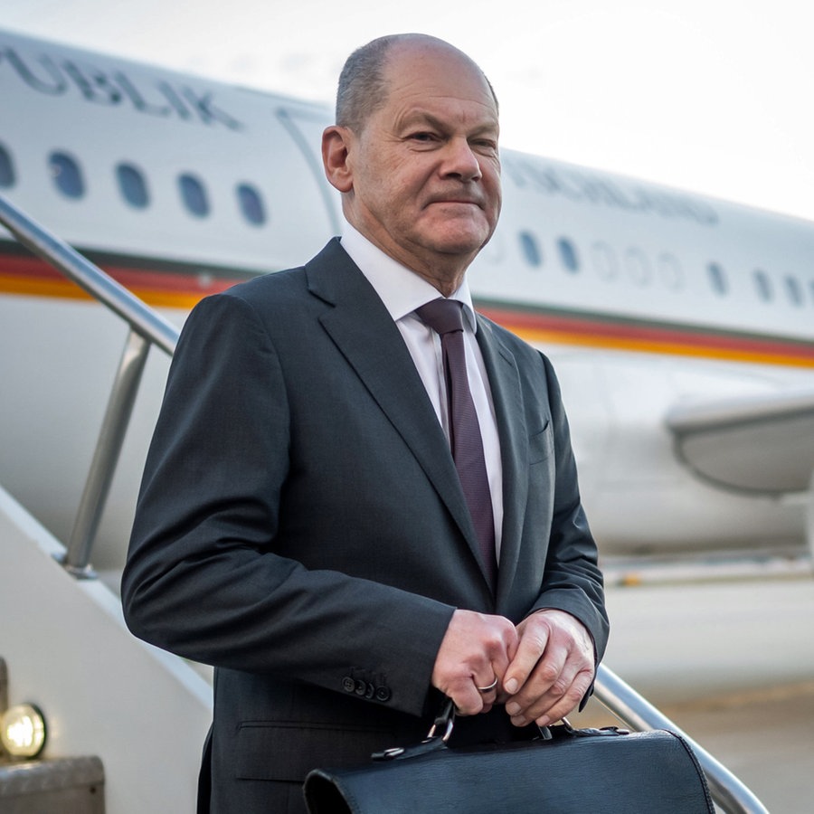 Bundeskanzler Olaf Scholz (SPD) steigt aus einem Airbus der Flugbereitschaft der Luftwaffe nach der Ankunft in Washington. © Michael Kappeler/dpa 