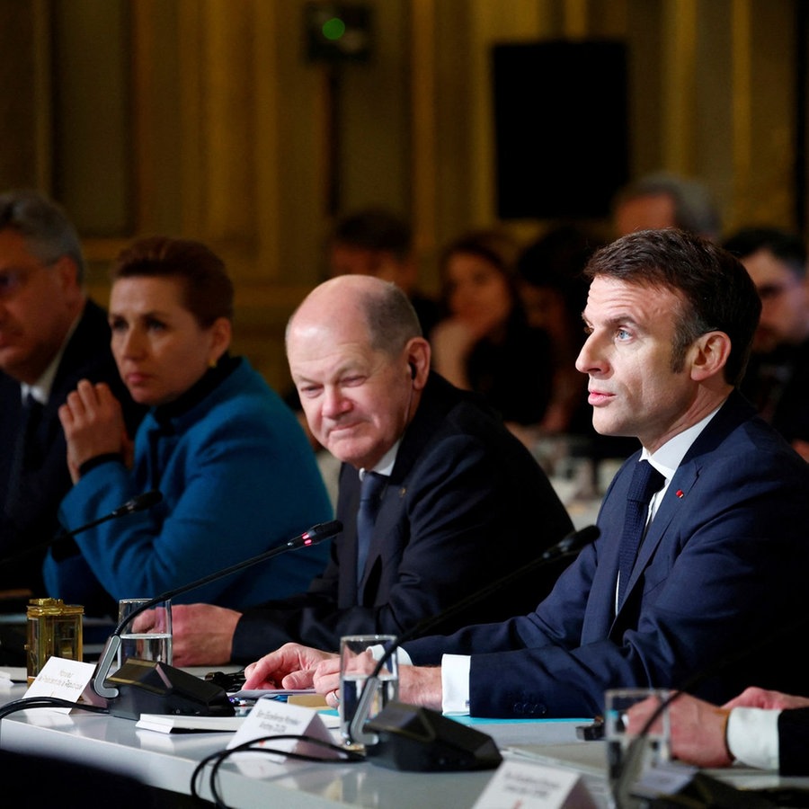 Emmanuel Macron, Präsident von Frankreich, sitzt im Elysee-Palast in Paris bei einer Konferenz neben Bundeskanzler Olaf Scholz (SPD). © dpa bildfunk/RTR/AP Foto: Gonzalo Fuentes