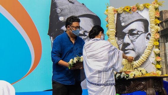 Mamata Banerjee dekoriert zum Jahrestag des Geburtstags von Subhas Chandra Bose Blumen an einem Foto von ihm. © picture alliance Pacific Press Foto: Snehasish Bodhak