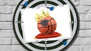 Eine Fotomontage zeigt einen Basketball mit Krone und Augenklappe auf einem Kissen aus rotem Samt. © Imago Images Foto: Panthermedia