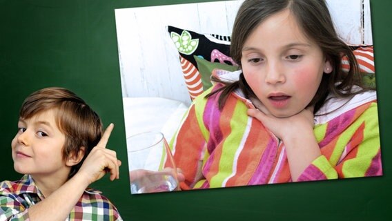 Ein Junge mit gehobenem Zeigefinger steht vor einer Tafel, an der ein Foto haftet: Ein Mädchen hat "einen Frosch im Hals". © Fotolia.com Foto: Junge vor Tafel: photophonie, Foto: philipimage