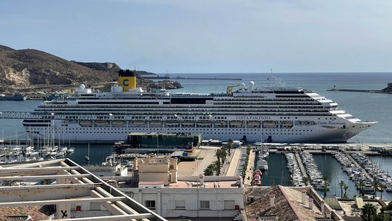Ein Kreuzfahrtschiff liegt im Hafen von Cartagena (Murcia) in Südspanien © NDR Foto: Dennis Burk und Julia Küppers  
