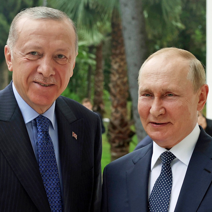 Archivbild: Tayyip Erdogan (l), Präsident der Türkei, und Wladimir Putin, Präsident von Russland, anlässlich ihres Treffens im russischen Schwarzmeerort Sotschi. © Uncredited/Turkish Presidency Pool/AP/dpa 