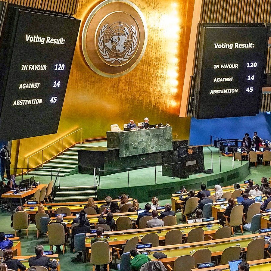 Die Abstimmungsergebnisse einer Resolution werden während einer Vollversammlung der Vereinten Nationen im Saal angezeigt. © dpa bildfunk/AP Foto: Bebeto Matthews