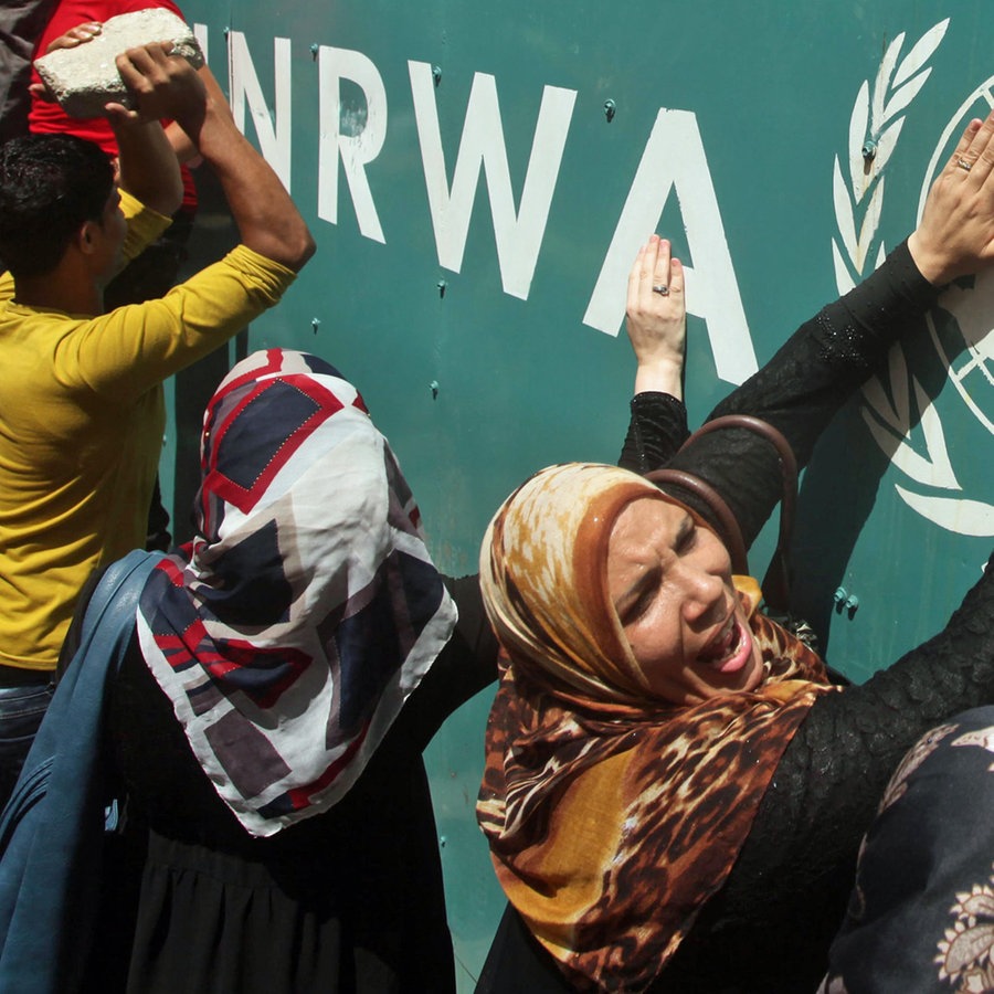 Palästinensische Anhänger der Volksfront für die Befreiung Palästinas (PFLP) in Gaza nehmen an einem Protest gegen die Kürzung von Bildungsprogrammen des UNRWA teil. © Ashraf Amra/APA Images via ZUMA Wire/dpa 