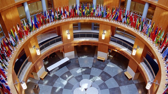 Fahnen aller Mitgliedsstaaten in einem Bürogebäude der Weltbank in Washington. © dpa picture alliance Foto: Hartwig Lohmeyer