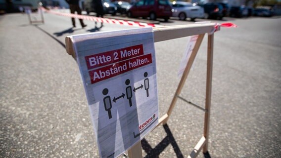 Ein Hinweisschild weist Besucher eines Toom Baumarkts darauf in, 2 Meter Abstand zu halten © dpa Foto: Jens Büttner