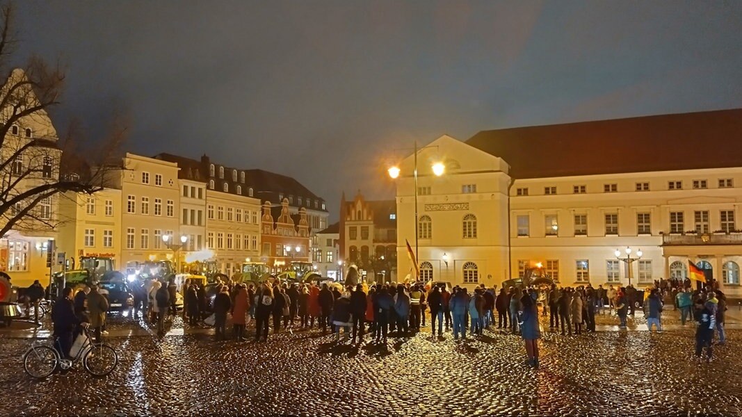 Demos In MV Gegen Ampel Regierung Inflation Energiepreise Und Ukraine