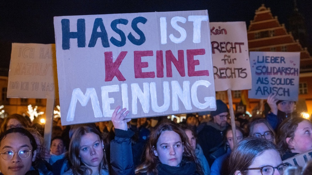 Landtag MV AfD stellt sich gegen Demos für Demokratie NDR de