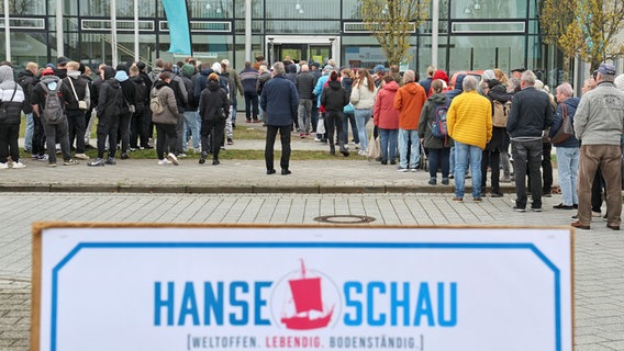 Nach der Eröffnung der Verbrauchermesse "Hanseschau Wismar" stehen die Besucher vor dem Einlass. © Bernd Wüstneck/dpa Foto: Bernd Wüstneck/dpa