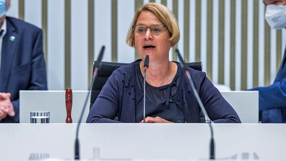 Birgit Hesse (SPD), die Landtagspräsidentin von Mecklenburg-Vorpommern, sitzt im Plenarsaal. © dpa-Bildfunk Foto: Jens Büttner