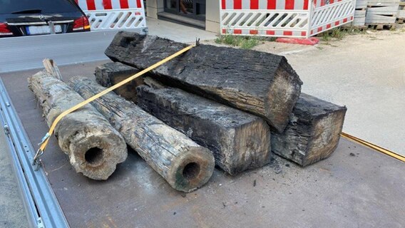 Alte Wasserleitungen aus Holz wurden bei archäologischen Ausgrabungen am Glatten Aal in Rostock gefunden. © NDR Foto: Volker Werner