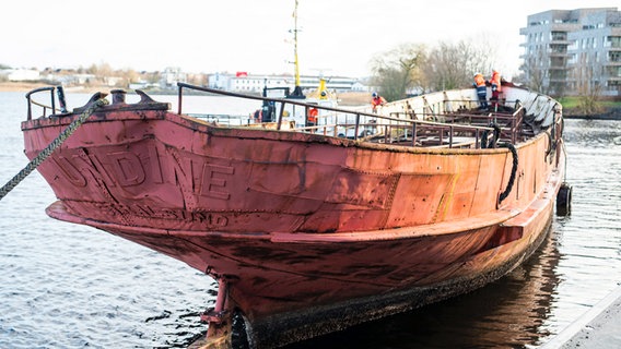 Rostock: Das Wrack vom Bäderschiff "Undine" wird im Stadthafen für das Abschleppen vorbereitet. © Frank Hormann/dpa +++ dpa-Bildfunk +++ Foto: Frank Hormann/dpa +++ dpa-Bildfunk +++