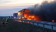 A burning bus stopped traffic on the B 103n motorway distributor near Rostock late Wednesday. © Stefan Tretropp Photo: Stefan Tretropp