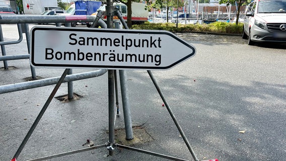 Ein weißes Schild mit dem Schriftzug "Sammelunterkunft Bombenentschärfung" © NDR Foto: Christiane von Possel