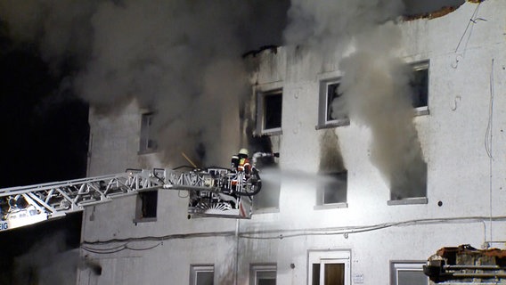 Löscharbeiten in Braunschweig. Hier war in einer Chemiefabrik ein Brand ausgebrochen. Feuerwehrkräfte wurden verletzt. © NonstopNews 